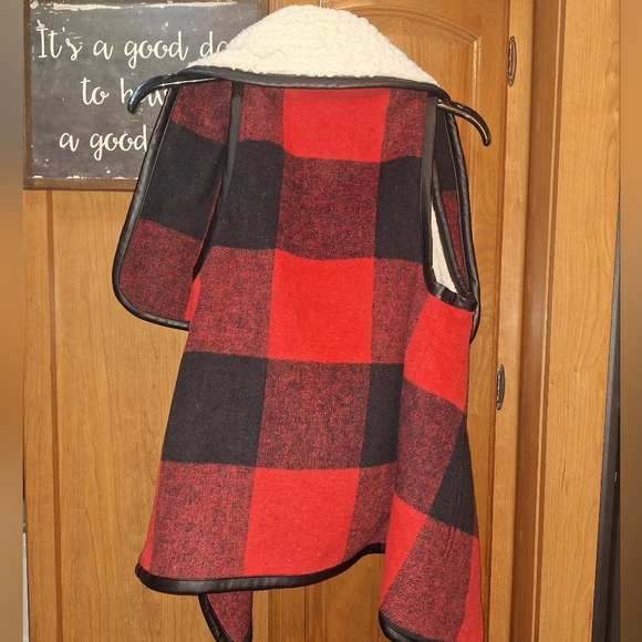 Love Tree Red and Black Buffalo Check Sherpa Vest In A Ladies Size Small. - Picture 4 of 4